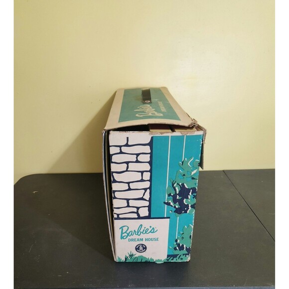 Barbie Dream House 1962 Vintage With Furniture and Accessories. (5697) - Picture 5 of 7